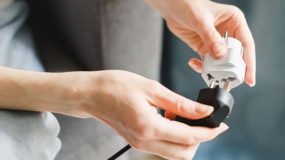 Los adaptadores quemados o rotos son un estorbo y ahora pueden ser la solución para encontrar objetos pequeños en casa.