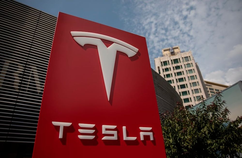 Tesla busca trabajadores en Argentina. Foto: EFE/ Roman Pilipey/Archivo