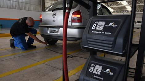 Los Andes | Un empleado de una de las plantas habilitadas para la Revisión Técnica Obligatoria inspecciona un automovil.Foto: José Gutierrez / Los Andes autos, mecánico