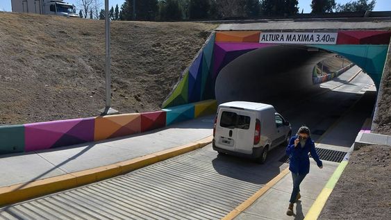 Se habilitó el puente subterráneo que une al barrio Unimev con el Mendoza Plaza Shopping en el departamento Guaymallén. Foto: Orlando Pelichotti / Los Andes