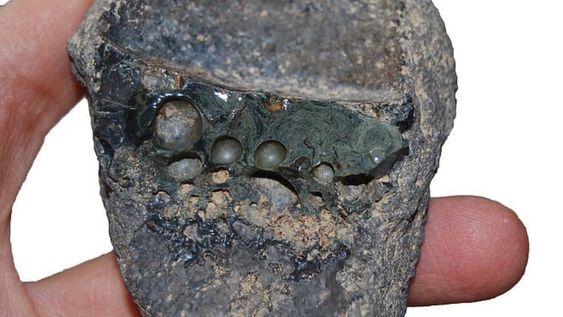 La imagen muestra escoria adherida al costado de una pieza de un crisol. El elemento fue encontrado en el sitio de Chahak, en el sur de Irán. / Daily Mail.