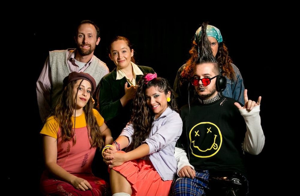 Muy 90: la obra musical que busca llevarnos en un viaje por el tiempo a través de la música y la radio.