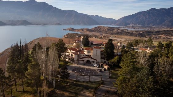 Joya arquitectónicaEl gran Hotel Potrerillos ubicado en uno de los lugares mas lindos de Mendoza, junto al embalse Potrerillos,  abrió sus puertas nuevamente hace unos años y hoy recibe a cientos de turistas.Foto: Ignacio Blanco / Los Andes