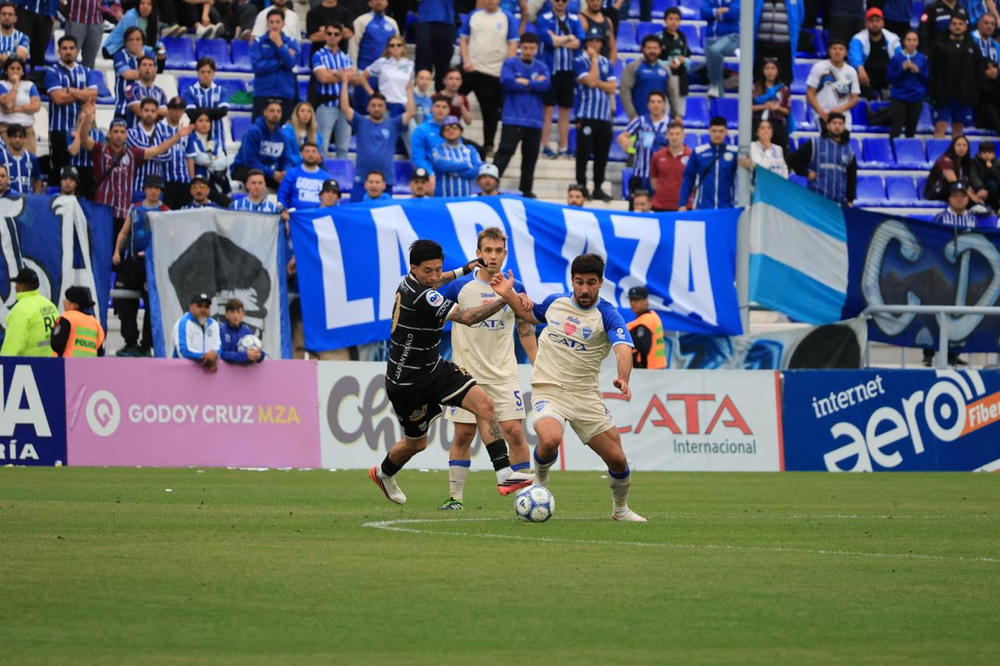 Vicente Poggi, una de las figuras de Godoy Cruz en la goleada 5-3 ante Estudiantes de Caseros, fue clave en una tarde de fútbol y emociones en el Feliciano Gambarte.
