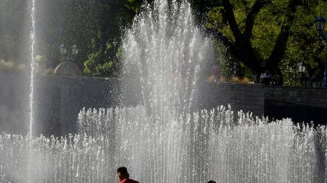 Para esta semana, se esperan temperaturas que rondarán los 29 y 31 grados. Plaza Independencia. Foto: Orlando Pelichotti