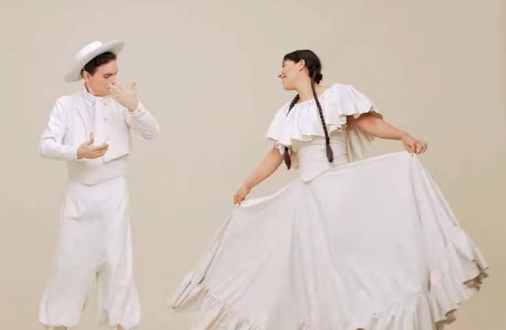 El dúo hace su tributo al folclore de la forma más kitsch.