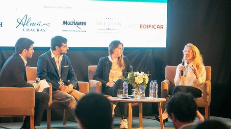 El periodista Juan Manuel Torrez moderó el panel de Nuevas tendencias compuesto por Germán Monteverdi, CEO de Monteverdi Construcciones; Romina de Juana, gerente de división de productos arquitectónicos Hunter Douglas Architectural, y Barbara Campanella de la empresa Multiaires. Foto Los Andes