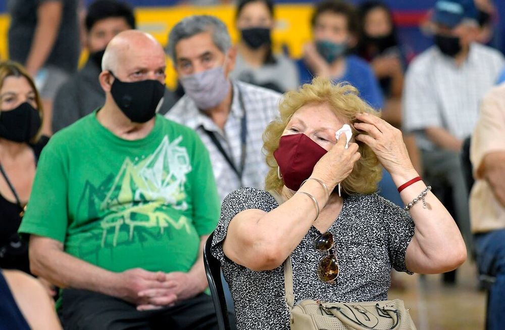 Muchas personas fueron por la tercera dosis en los centros de vacunación. El calor no los privó de cumplir con su cometido, como en el Estadio Ribosqui, en Maipú / Foto: Orlando Pelichotti
