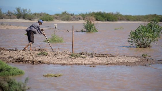El río Mendoza, alimentado por las subcuencas de Horcones y Tupungato, experimentó un aumento significativo en su caudal, llevando consigo la esperanza de un respiro para los pobladores locales. Foto: Archivo.