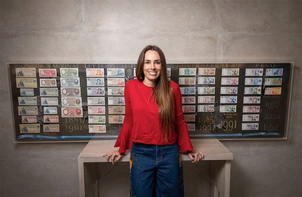 La pintora de Florencia Aise, fue contratada por el coleccionista mendocino Oscar Caseres y pintó un cuadro basado en la historia de la moneda argentina a través de los años.Foto: Ignacio Blanco / Los Andes