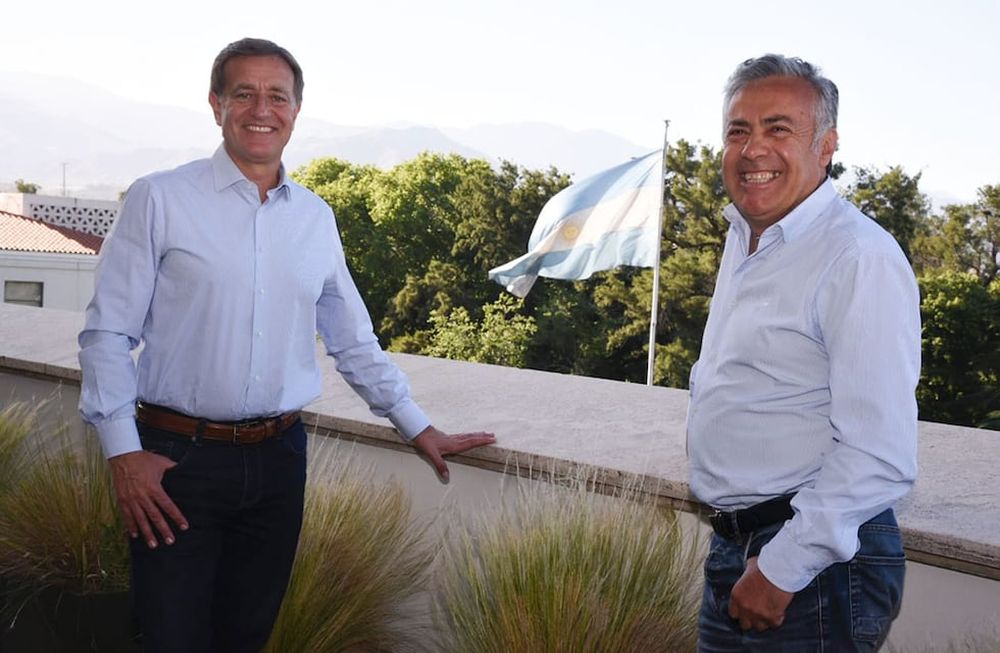 El exgobernador, Rodolfo Suárez y el actual mandatario provincial, Alfredo Cornejo.