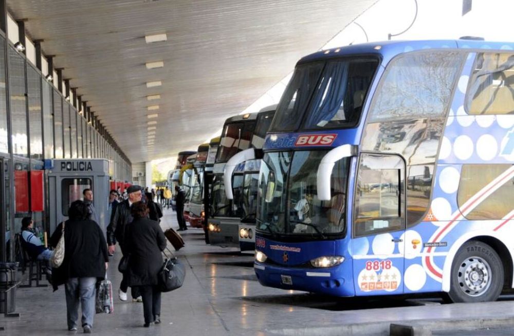 Pasajes gratuitos en la mira: el Gobierno quitó compensaciones y crece el conflicto con las empresas de micros