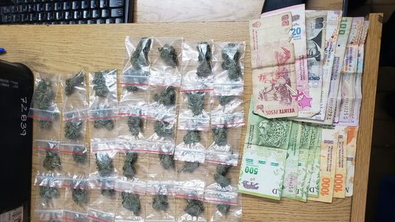 El hombre de 24 años llevaba encima 39 envoltorios de marihuana escondidos en la baulera de la moto en Godoy Cruz. - Foto: Ministerio de Seguridad