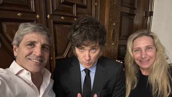Luis Caputo, Javier Milei y Karina Milei.