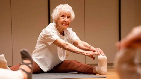 Salir a caminar está muy bien después de los 60 años, pero los expertos recomiendan practicar este ejercicio físico