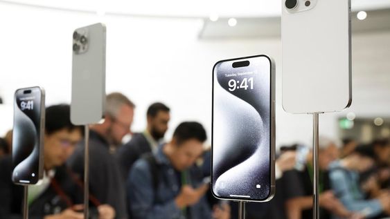 La Aduana subasta 51 iPhones incautados con precios inferiores al mercado: cómo participar. Foto: EFE/EPA/JOHN G. MABANGLO