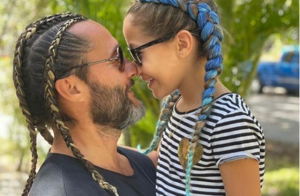 Diego Torres y su hija orgullosos de su cabello largo y con rulos