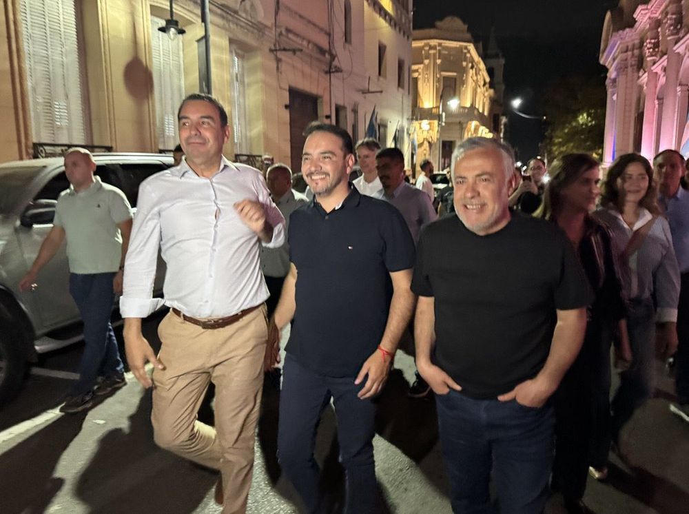 Alfredo Cornejo junto a los triunfadores de la elección de Corrientes, los radicales Juan Pablo y Gustavo Valdés. Foto: Alfredo Cornejo en X.