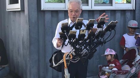 Tiene 70 años y juega Pokemón Go en 12 teléfonos a la vez