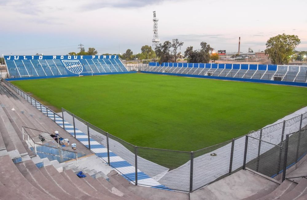 Modelo 2021. Así luce el Feliciano Gambarte hoy: el campo de juego está impecable y la tribuna Este lleva el nombre de ese gran ídolo que se fue de viaje en 2020: Julio Roque Pérez. Foto: Mariana Villa / Los Andes