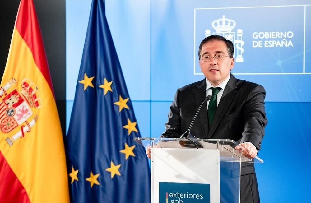 El ministro de Asuntos Exteriores español, José Manuel Albares, exige que Javier Milei pida disculpas por tratar de corrupta a la pareja de Pedro Sánchez.