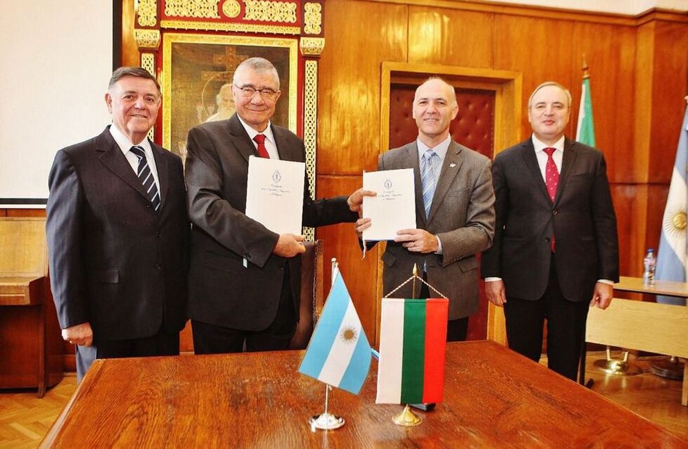 El secretario de Malvinas, Antártida y Atlántico Sur, Guillermo Carmona (tercero de izquierda a derecha), inauguró la Sala Malvinas, en la nueva Sede de la Embajada Argentina ante la Unión Europea, en Bruselas. / Cancillería.