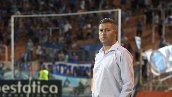 Cero autocrítica. Flores habló en conferencia tras la dura derrota en La Paternal, pero al igual que contra River volvió a elogiar al rival. Foto: José Gutiérrez / Los Andes