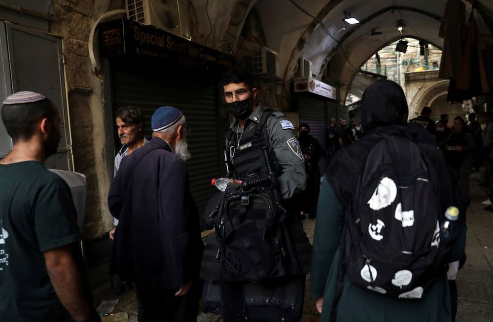 Policías israelís cubren el cuerpo sin vida del supuesto atacante palestino, muerto a tiros. (AP)
