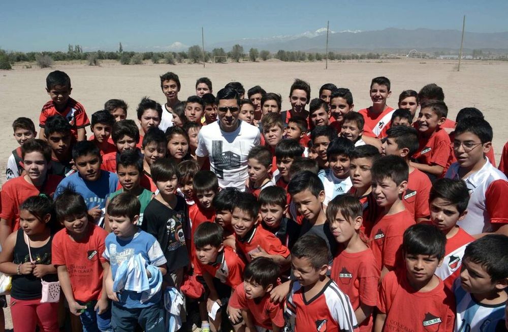 Los chicos de Maipú y un reconocimiento a Enzo Pérez