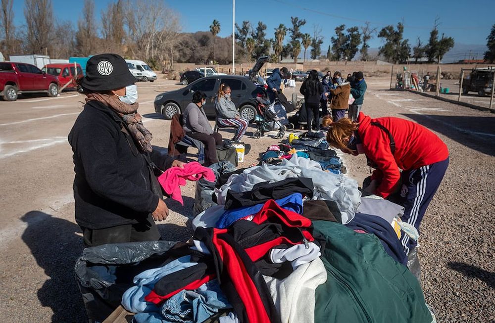 Juana vende ropa en la feria persa Feria a Cielo Abierto en el Borbollon y muchas veces cambia ropa por frutas y verduras / Foto: Ignacio Blanco