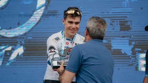 El gobernador Sergio Uñac premiando al ganador de la vuelta Fabio Jakobsen.