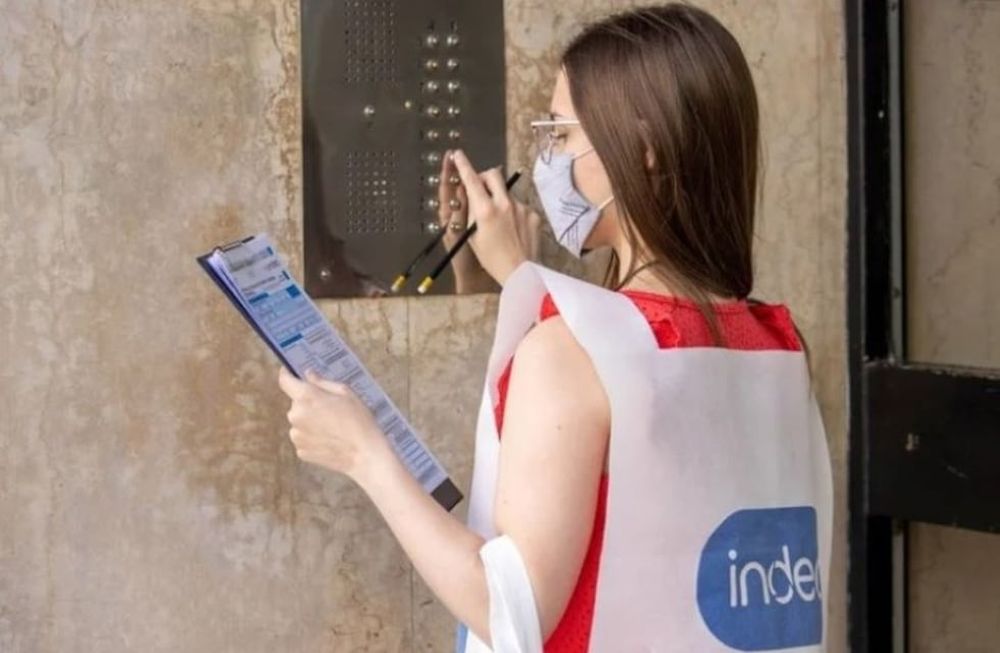 Las encuestadoras se detuvieron frente a un domicilio y tocaron timbre, al llamado respondió una joven de 16 años quien les abrió la puerta. Foto: Web / Los Andes