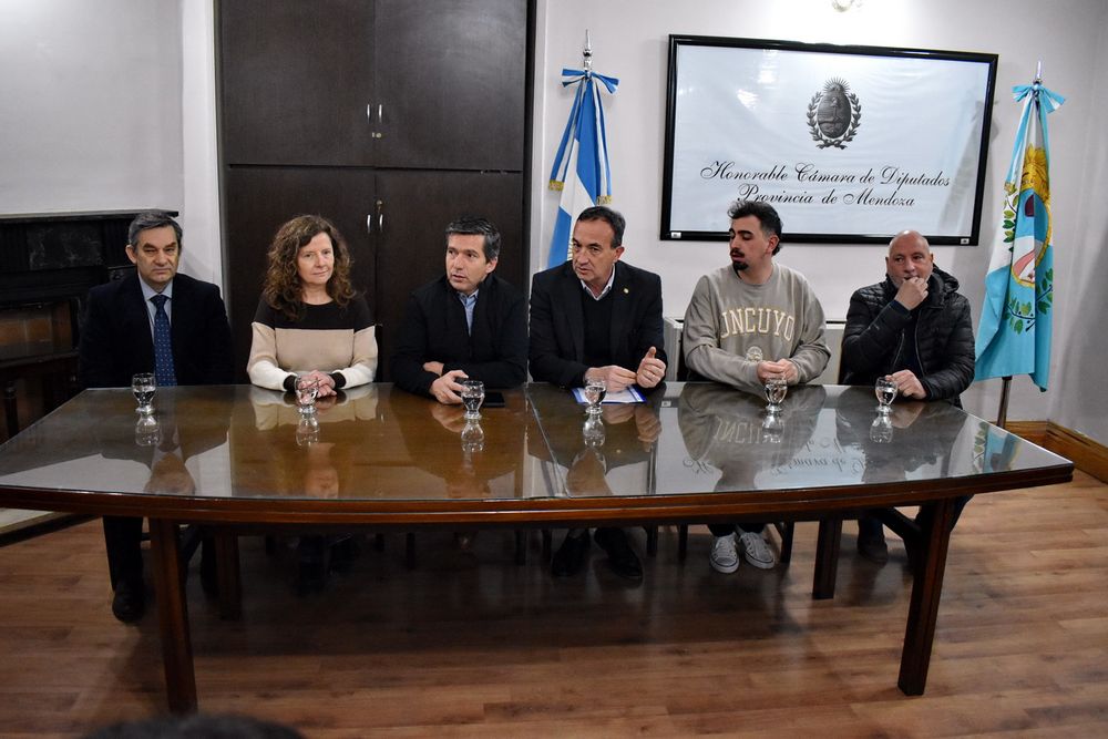  La Universidad Nacional de Cuyo (UNCuyo) presentó un petitorio a los legisladores provinciales en defensa de una Ley Nacional de Financiamiento universitario  