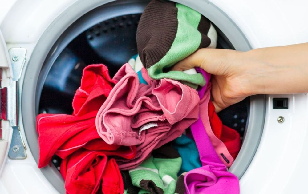 Siguiendo los pasos de este truco cada mes, tu lavarropas no dejará olores raros en tu ropa.