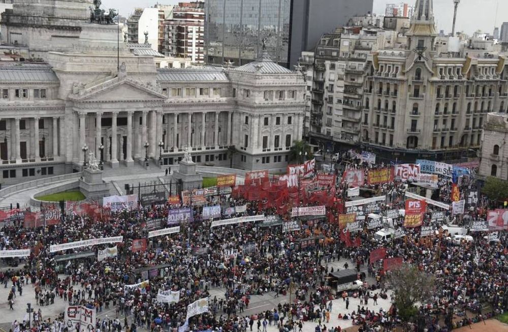 Miles de militantes de izquierda se concentraron este jueves frente al Congreso para rechazar la refinanciación de la deuda.