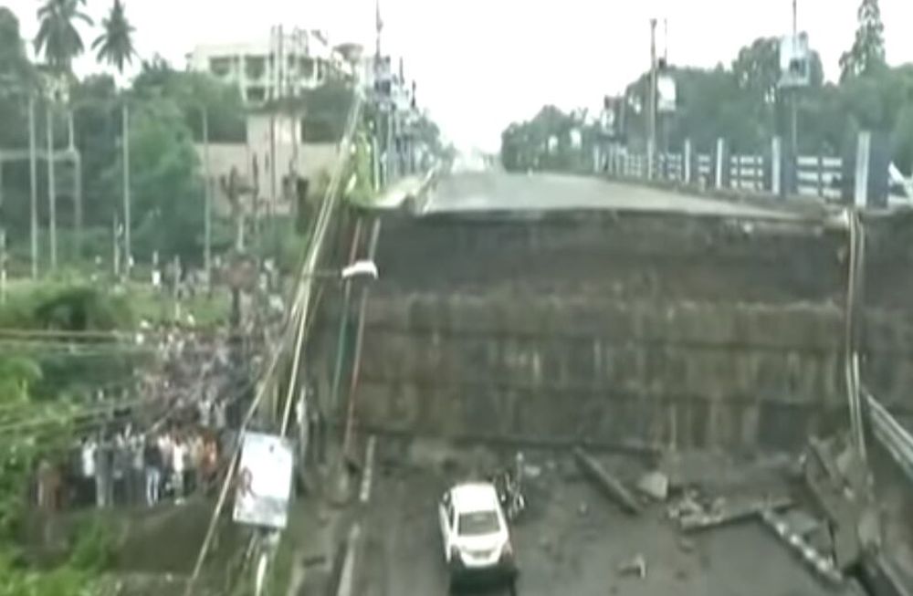 Se desplomó un puente en la India