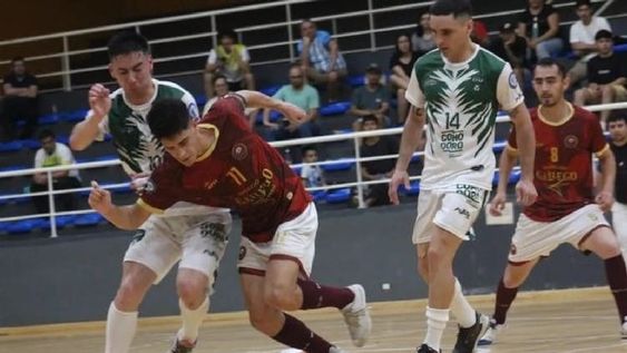 Disputado. Tomás Civelli (11) aguanta la pelota ante la marca de Dodds (10) y Gaitán (14), mientras Gustavo Álvarez (8) completa la acción. Mendoza clasificó a cuartos de final. / Gentileza Prensa Argentino A