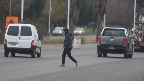 El primer hecho ocurrió cerca de las 22.05 en la pasarela peatonal del Acceso Este, frente al Shopping