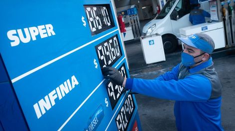 YPF volverá a subir el precio de la nafta este sábado Foto: Ignacio Blanco / Los Andes
