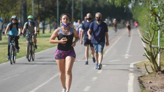 Los deportes y salidas recreativas al aire libre siguen vigentes, según explicó el propio mandatario provincial durante la conferencia de prensa de ayer al mediodía. / José Gutiérrez