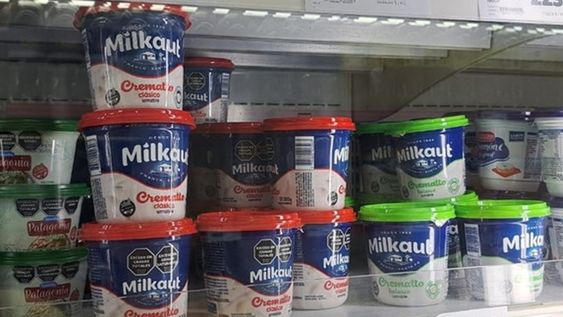Los potes de queso crema pueden ser maravillosos adornos.