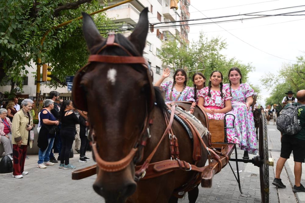 No es lo mismo Mendoza en Vendimia: seguí en vivo el Carrusel, que da alegría y color a un sábado nublado