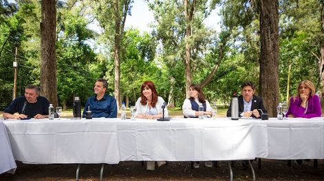 Los Andes | Cristina Kirchner; Axel  Kicillof, y el ex ministro de  Economía, Sergio Massa,  encabezaron hoy un encuentro en  la localidad bonaerense de  Moreno, donde exhibieron una  foto de unidad del peronismo en  la antesala del año electoral. FOTO NA: