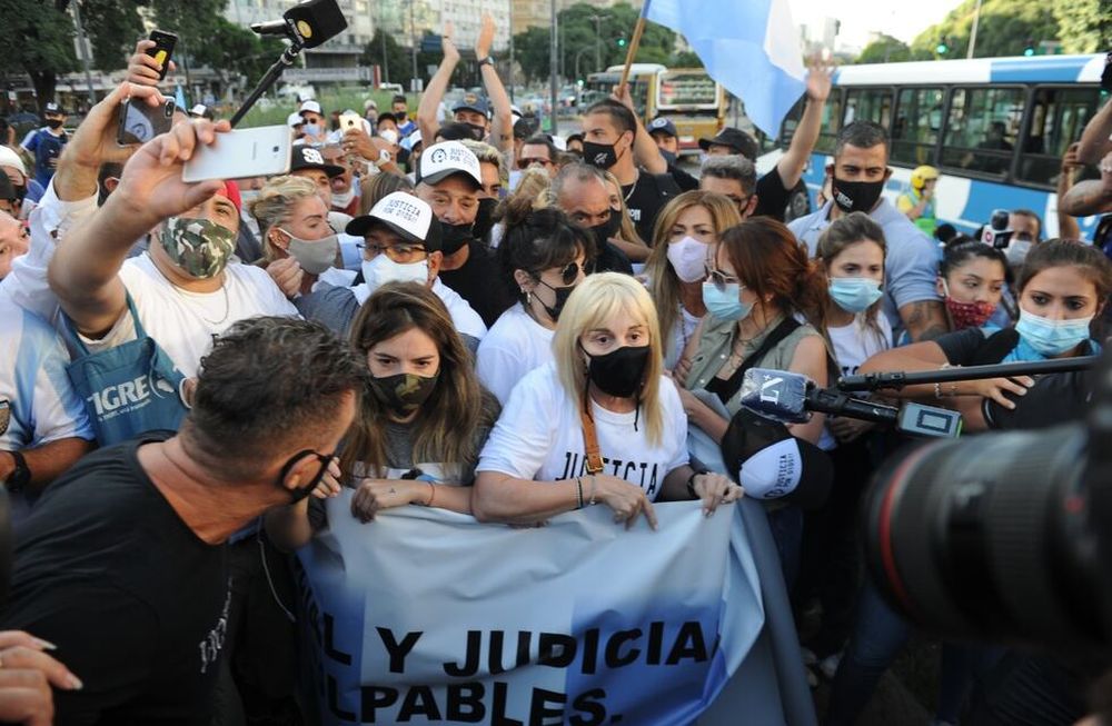 Marcha en el Obelisco para pedir justicia por la muerte de Diego Maradona (Foto: Clarín)