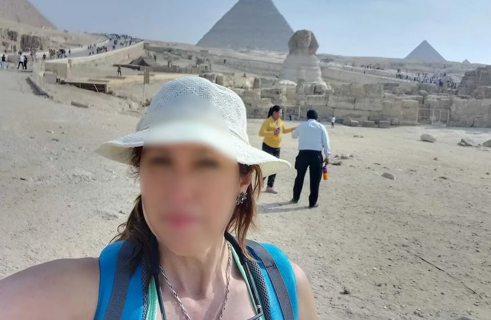 La Justicia determinó que 160 mil beneficiarios del plan social viajaron al exterior. En la foto, una de las beneficiarias que viajó a Egipto. Foto TN