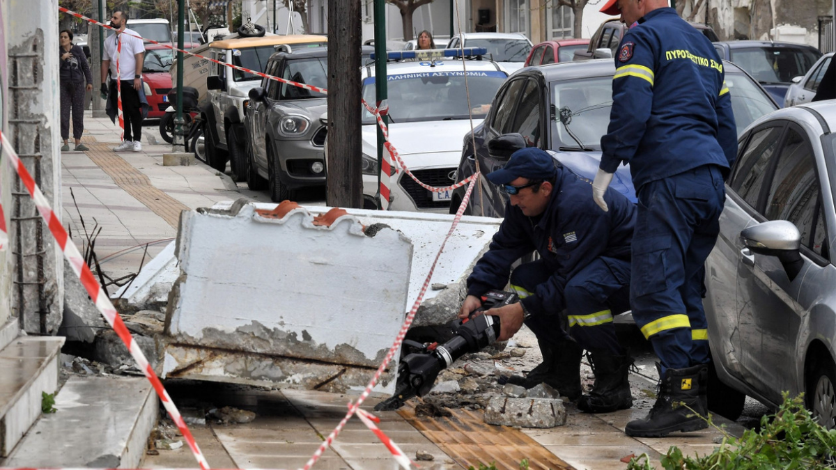 Tragedia en Grecia: cae un balcón de casi 3 toneladas sobre una familia y muere una mujer de 43 años
