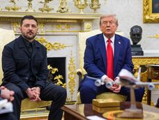 El presidente de los Estados Unidos, Donald J. Trump (der.), se reúne con el presidente ucraniano, Volodímir Zelenski, en la Oficina Oval de la Casa Blanca, en Washington D. C., EE. UU., el 18 de agosto de 2025. Los líderes europeos se encuentran en la Casa Blanca en apoyo del presidente Zelenski tras la reunión del presidente Trump con el presidente ruso, Vladimir Putin, en Anchorage, Alaska, EE. UU., el 15 de agosto de 2025.