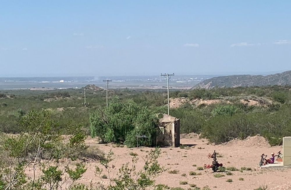 Una placa medio vandalizada y un mástil sin bandera, a metros de una válvula roja, son hoy los únicos testimonios de la histórica actividad petrolera de este pozo de Agua del Corral.