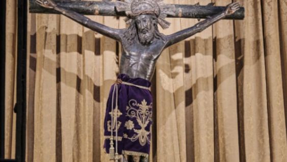 Hasta algunos días atrás se creía que el Santo Cristo era de color negro y que su construcción databa del siglo XVI. Foto: EFE / Marta Perez.