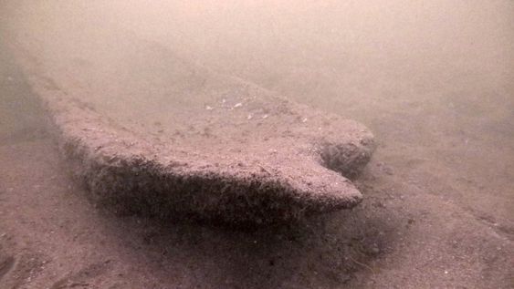 Vista de la antigua canoa excavada en un tronco, encontrada a unos 4,5 metros de profundidad en el lago Pewaukee, en el sureste de Wisconsin. Foto: Sociedad Histórica de Wisconsin. &nbsp;